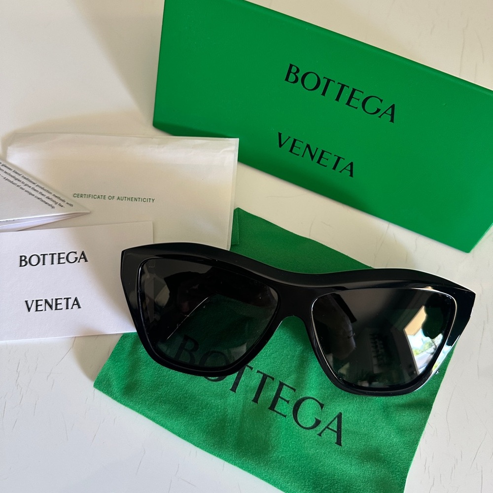 BOTTEGA VENETA Cat eye sunglasses unisex